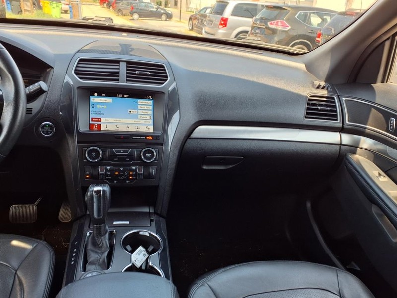 Ford Explorer Vehicle Full-screen Gallery Image 18