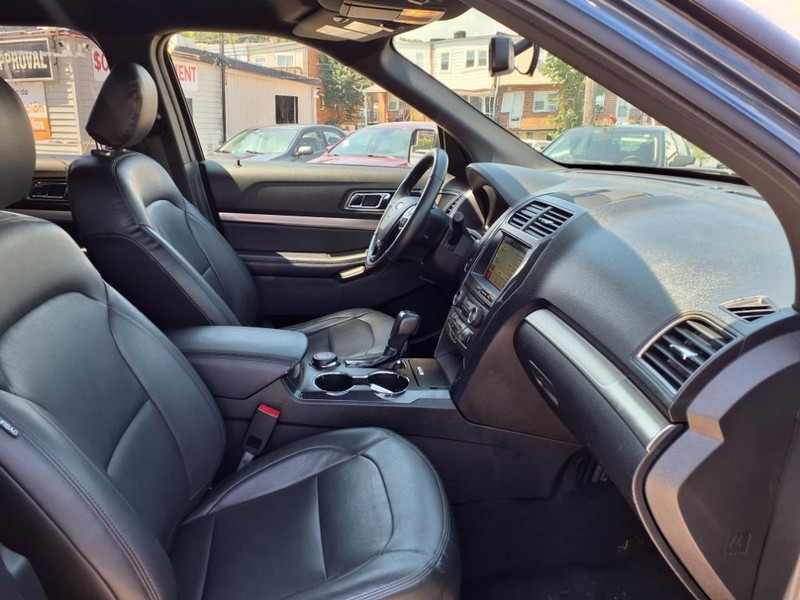 Ford Explorer Vehicle Full-screen Gallery Image 19