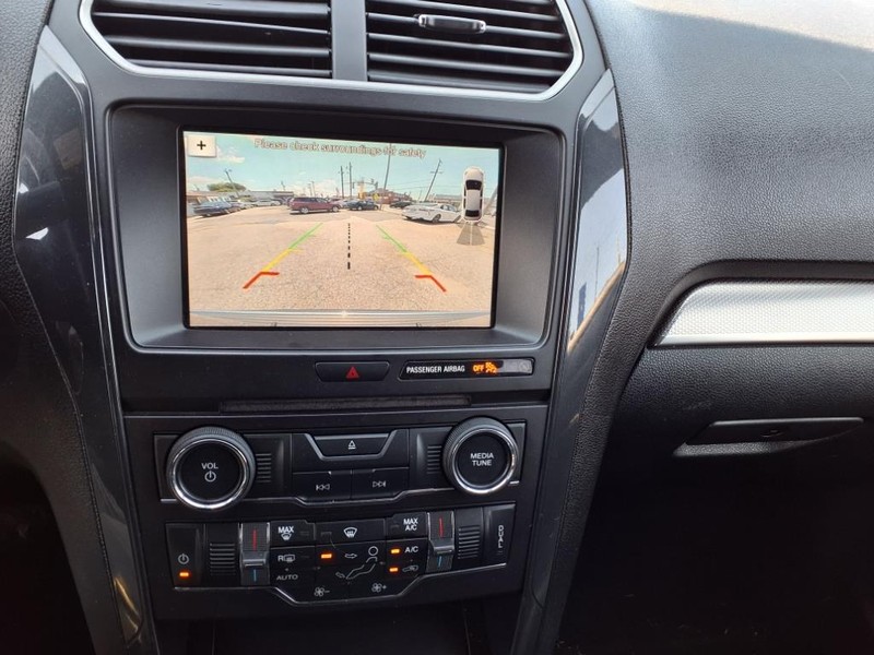 Ford Explorer Vehicle Full-screen Gallery Image 21