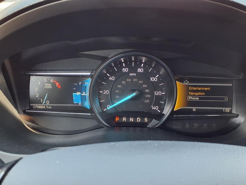 Ford Explorer Vehicle Full-screen Gallery Image 26