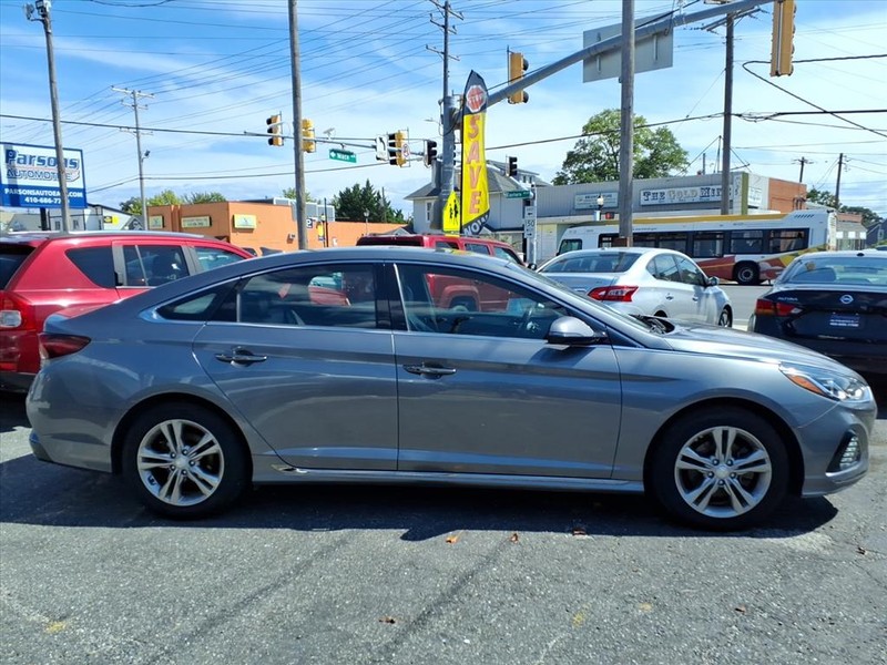 Hyundai Sonata Vehicle Full-screen Gallery Image 05
