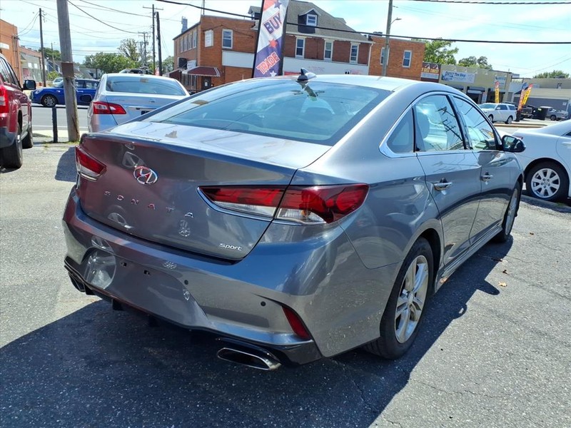 Hyundai Sonata Vehicle Full-screen Gallery Image 06