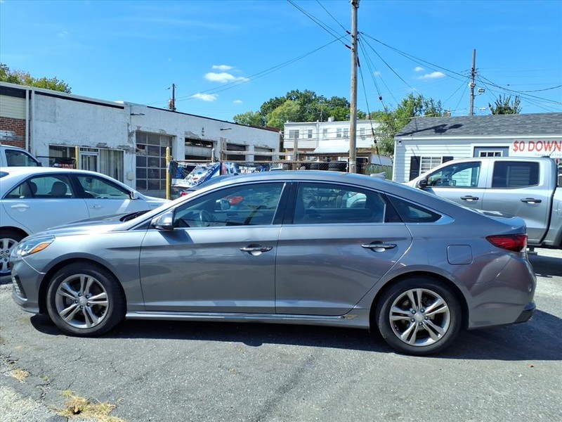 Hyundai Sonata Vehicle Full-screen Gallery Image 09