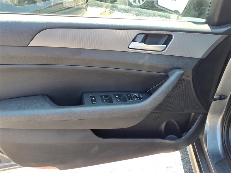 Hyundai Sonata Vehicle Full-screen Gallery Image 10