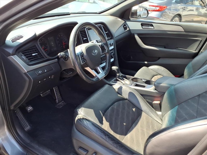 Hyundai Sonata Vehicle Full-screen Gallery Image 11