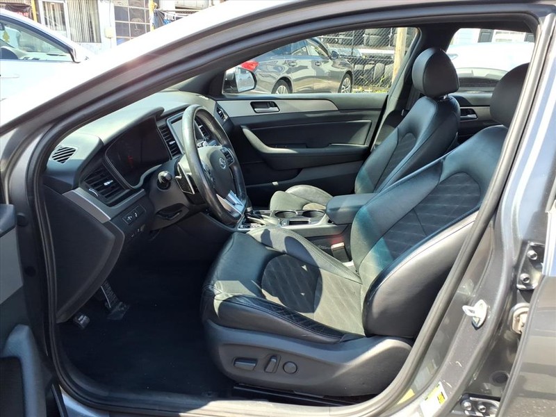 Hyundai Sonata Vehicle Full-screen Gallery Image 12