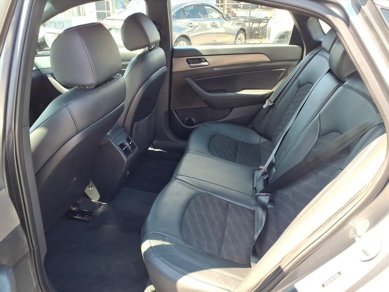 Hyundai Sonata Vehicle Full-screen Gallery Image 13