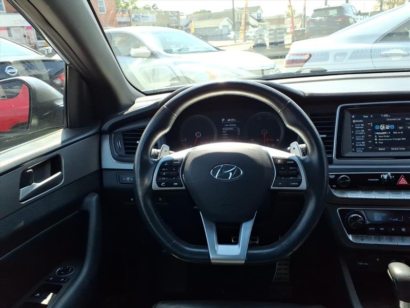 Hyundai Sonata Vehicle Full-screen Gallery Image 14