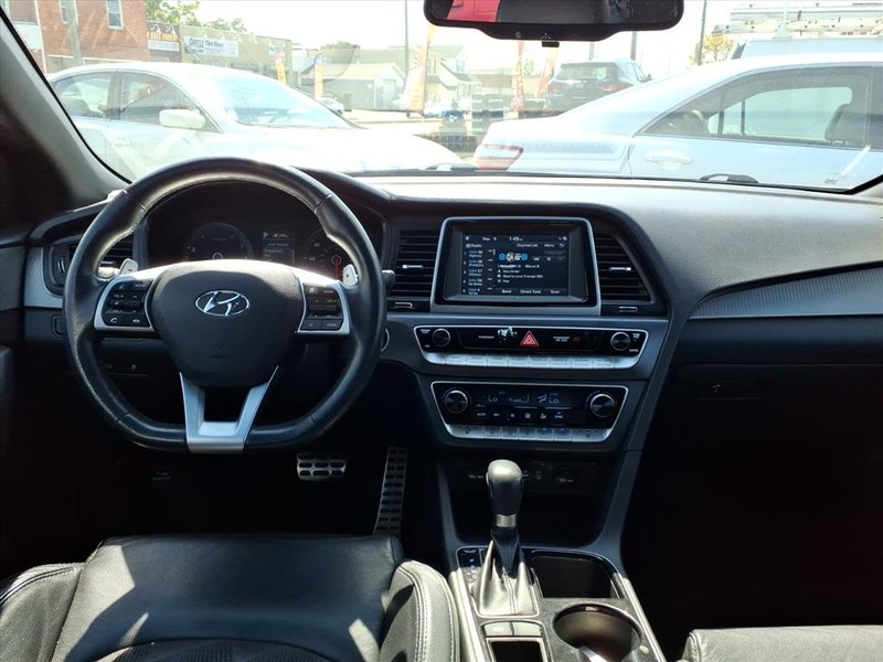 Hyundai Sonata Vehicle Full-screen Gallery Image 15