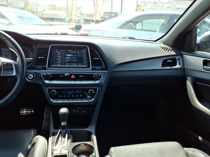 Hyundai Sonata Vehicle Full-screen Gallery Image 16