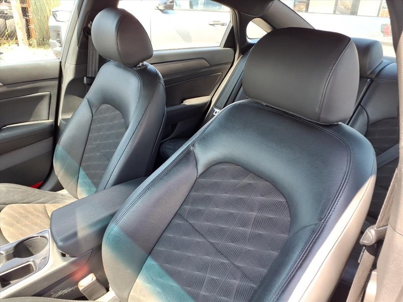 Hyundai Sonata Vehicle Full-screen Gallery Image 18