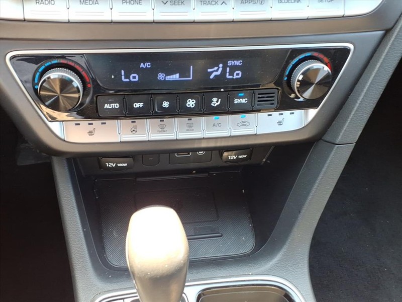 Hyundai Sonata Vehicle Full-screen Gallery Image 19