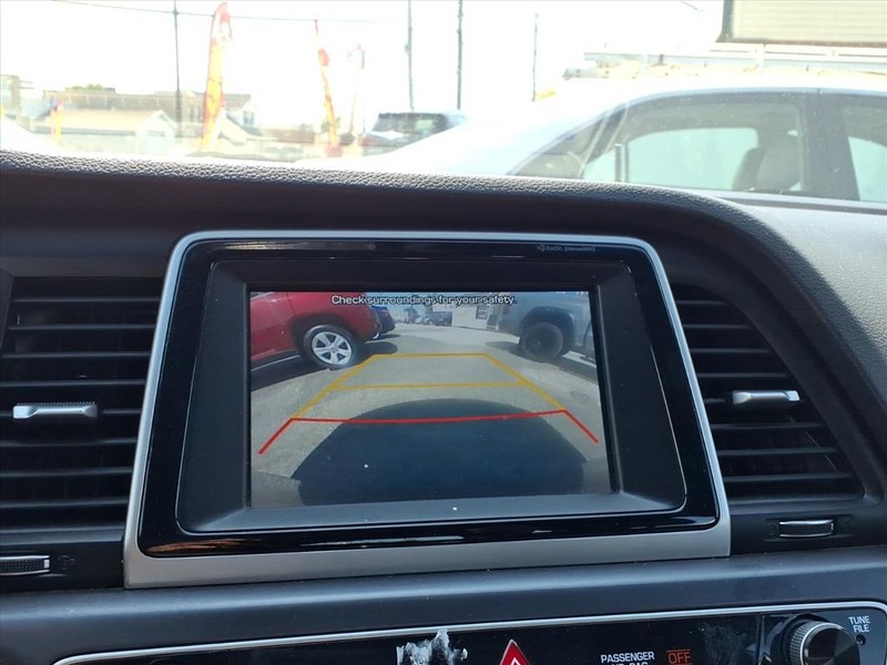 Hyundai Sonata Vehicle Full-screen Gallery Image 20