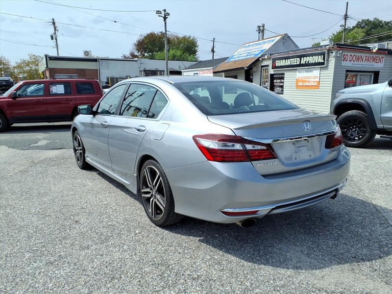 Honda Accord Sedan Vehicle Full-screen Gallery Image 09