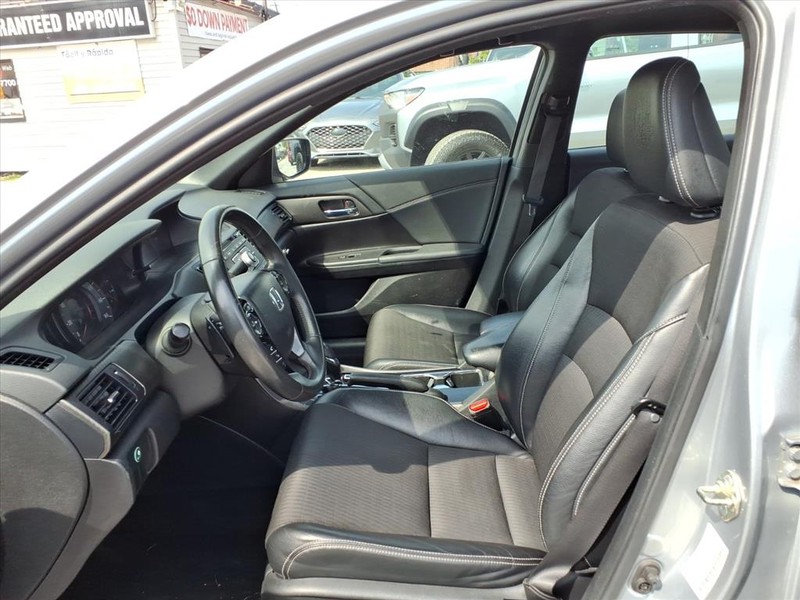 Honda Accord Sedan Vehicle Full-screen Gallery Image 13