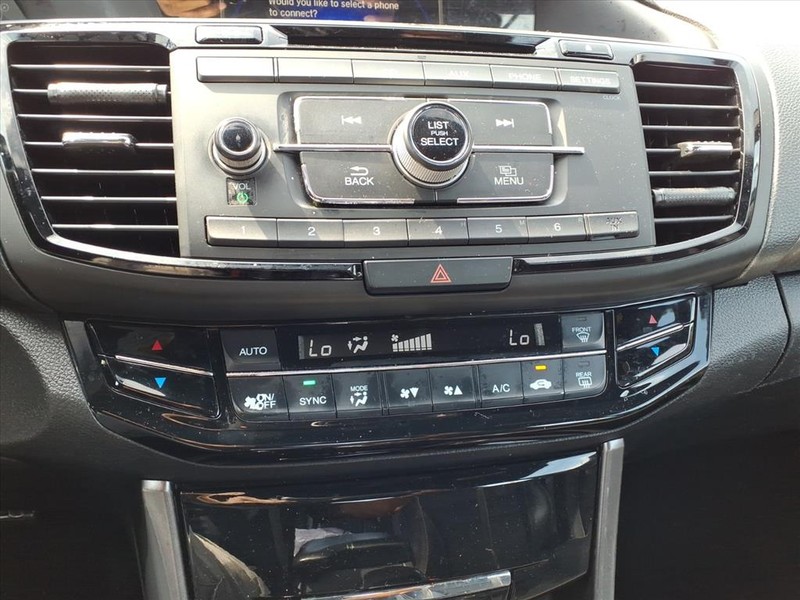 Honda Accord Sedan Vehicle Full-screen Gallery Image 18