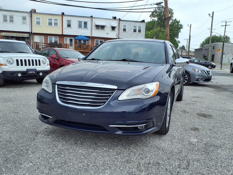 Chrysler 200 Vehicle Full-screen Gallery Image 02