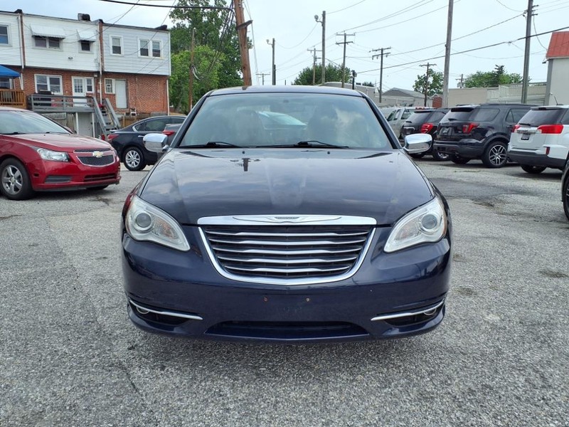 Chrysler 200 Vehicle Full-screen Gallery Image 03
