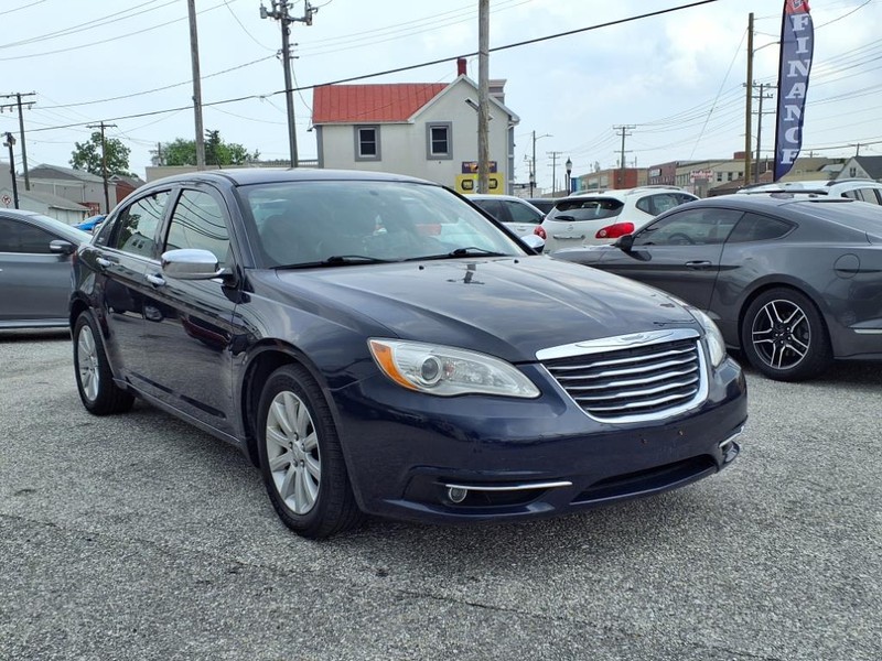 Chrysler 200 Vehicle Full-screen Gallery Image 04