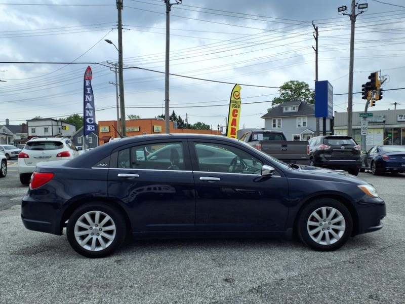 Chrysler 200 Vehicle Full-screen Gallery Image 05