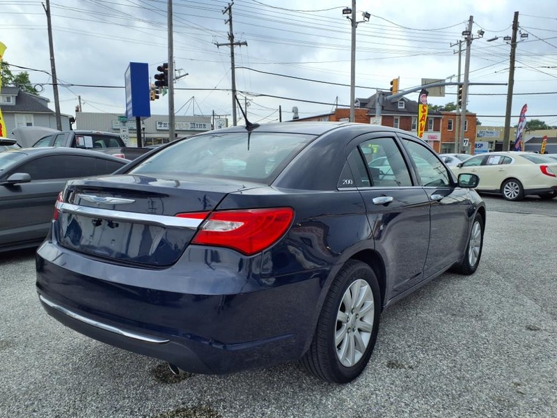 Chrysler 200 Vehicle Full-screen Gallery Image 06