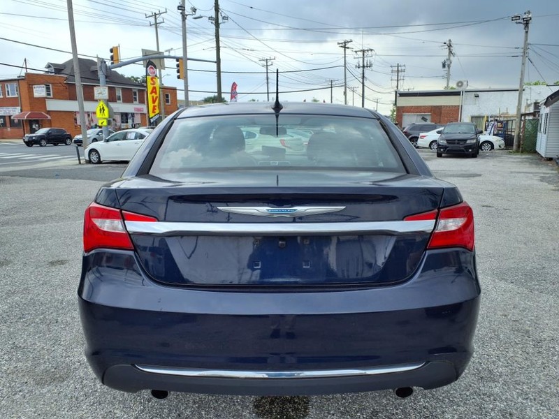 Chrysler 200 Vehicle Full-screen Gallery Image 07