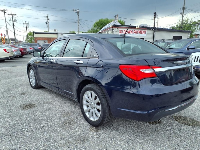 Chrysler 200 Vehicle Full-screen Gallery Image 08