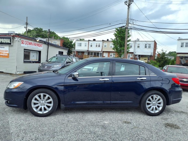 Chrysler 200 Vehicle Full-screen Gallery Image 09