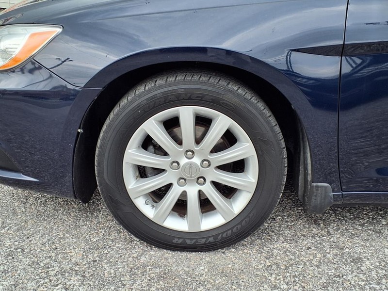 Chrysler 200 Vehicle Full-screen Gallery Image 10