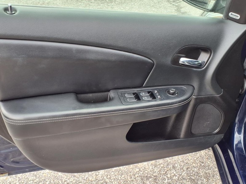 Chrysler 200 Vehicle Full-screen Gallery Image 11