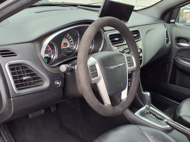 Chrysler 200 Vehicle Full-screen Gallery Image 12