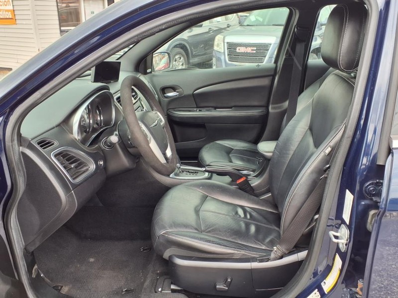 Chrysler 200 Vehicle Full-screen Gallery Image 13