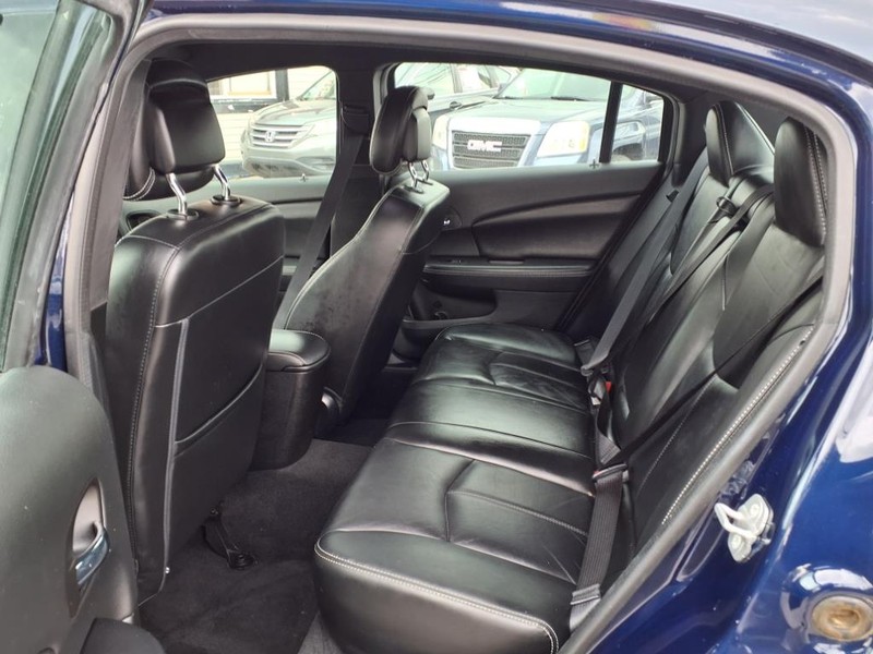 Chrysler 200 Vehicle Full-screen Gallery Image 14