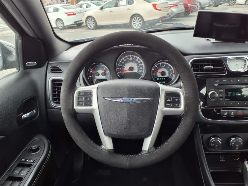 Chrysler 200 Vehicle Full-screen Gallery Image 15