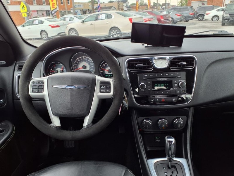 Chrysler 200 Vehicle Full-screen Gallery Image 16