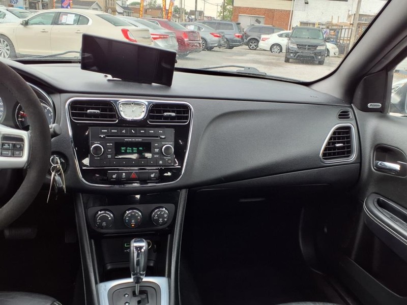 Chrysler 200 Vehicle Full-screen Gallery Image 17