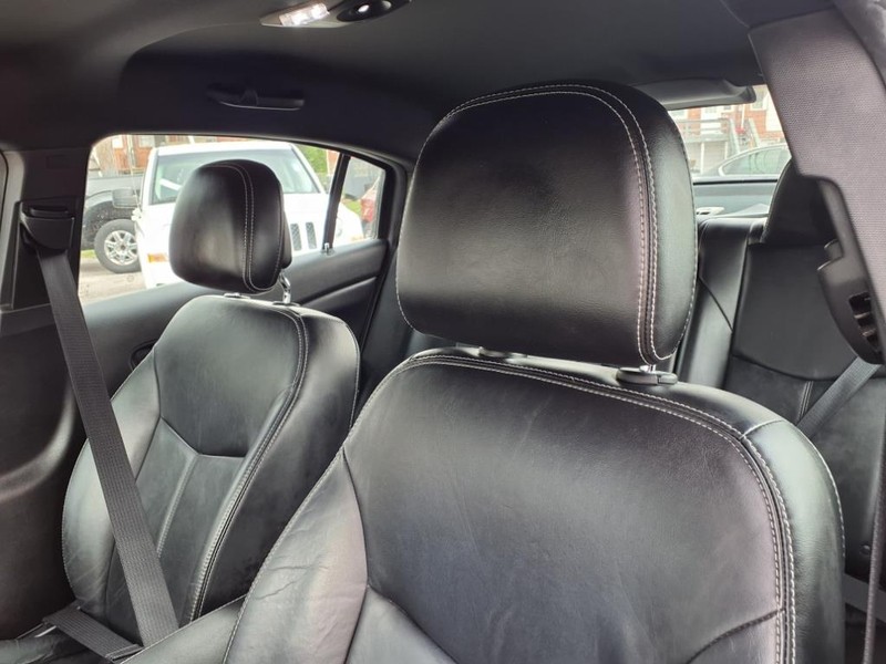 Chrysler 200 Vehicle Full-screen Gallery Image 18