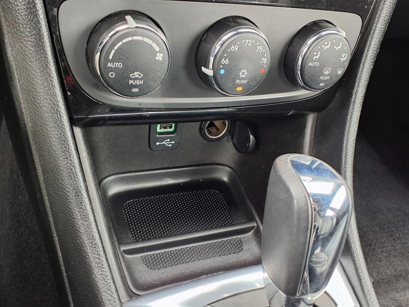 Chrysler 200 Vehicle Full-screen Gallery Image 20