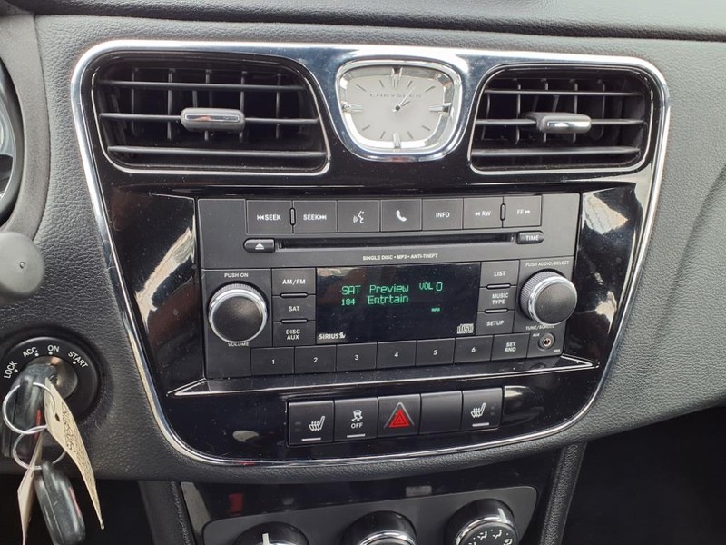 Chrysler 200 Vehicle Full-screen Gallery Image 21