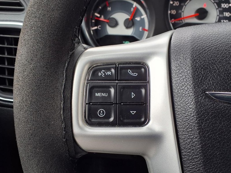 Chrysler 200 Vehicle Full-screen Gallery Image 22