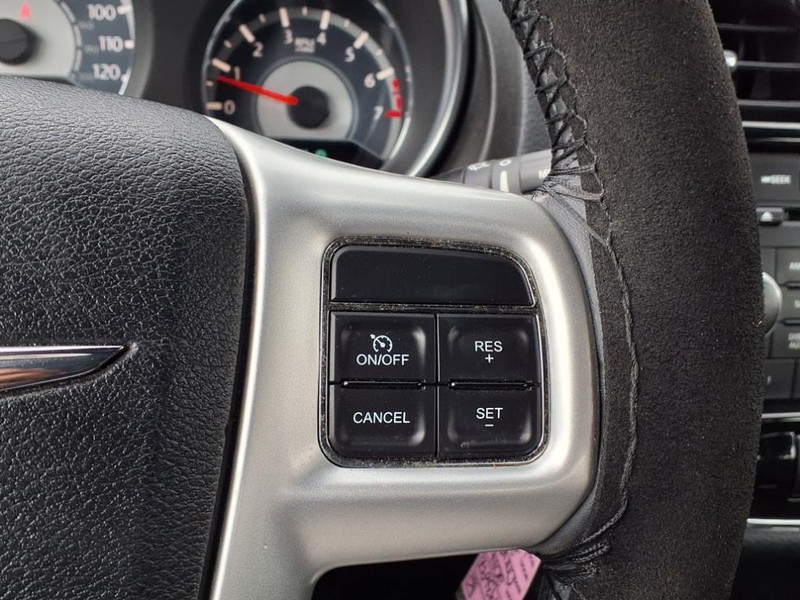 Chrysler 200 Vehicle Full-screen Gallery Image 23