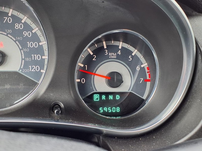 Chrysler 200 Vehicle Full-screen Gallery Image 24