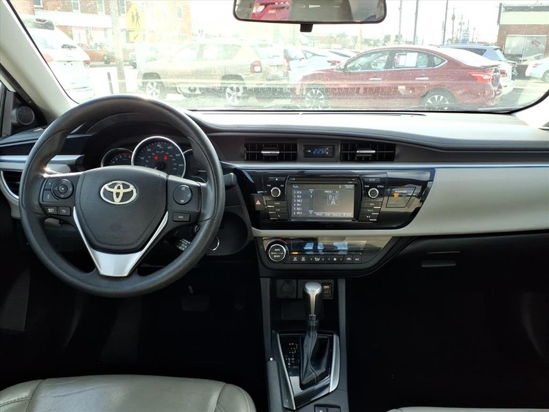 Toyota Corolla Vehicle Full-screen Gallery Image 13