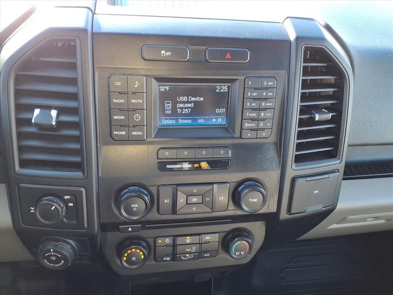 Ford F-150 Vehicle Full-screen Gallery Image 18