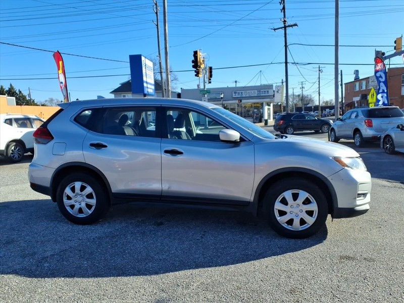 Nissan Rogue Vehicle Full-screen Gallery Image 04