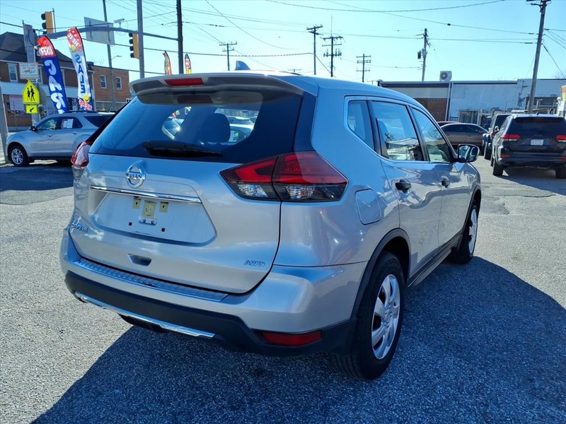 Nissan Rogue Vehicle Full-screen Gallery Image 05