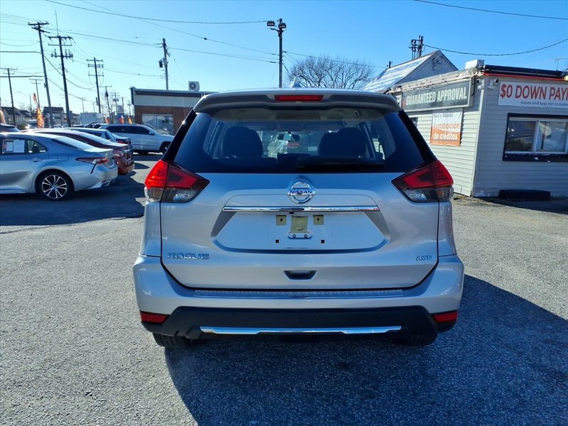 Nissan Rogue Vehicle Full-screen Gallery Image 06