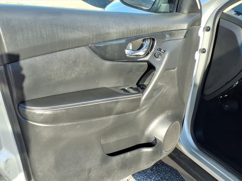 Nissan Rogue Vehicle Full-screen Gallery Image 10