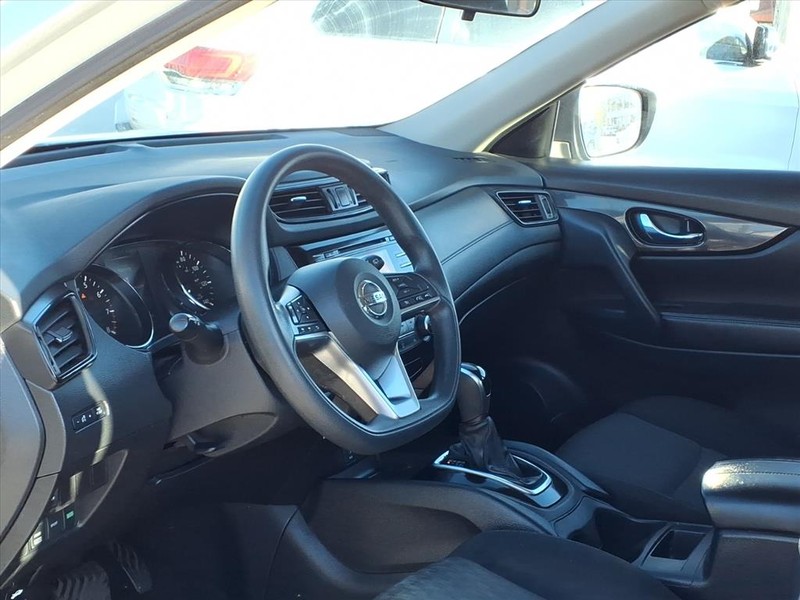 Nissan Rogue Vehicle Full-screen Gallery Image 11