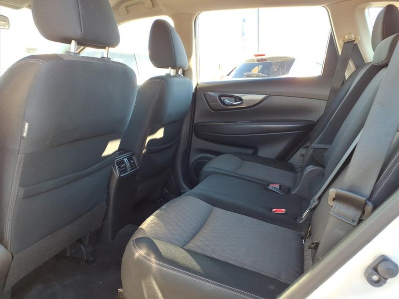 Nissan Rogue Vehicle Full-screen Gallery Image 13